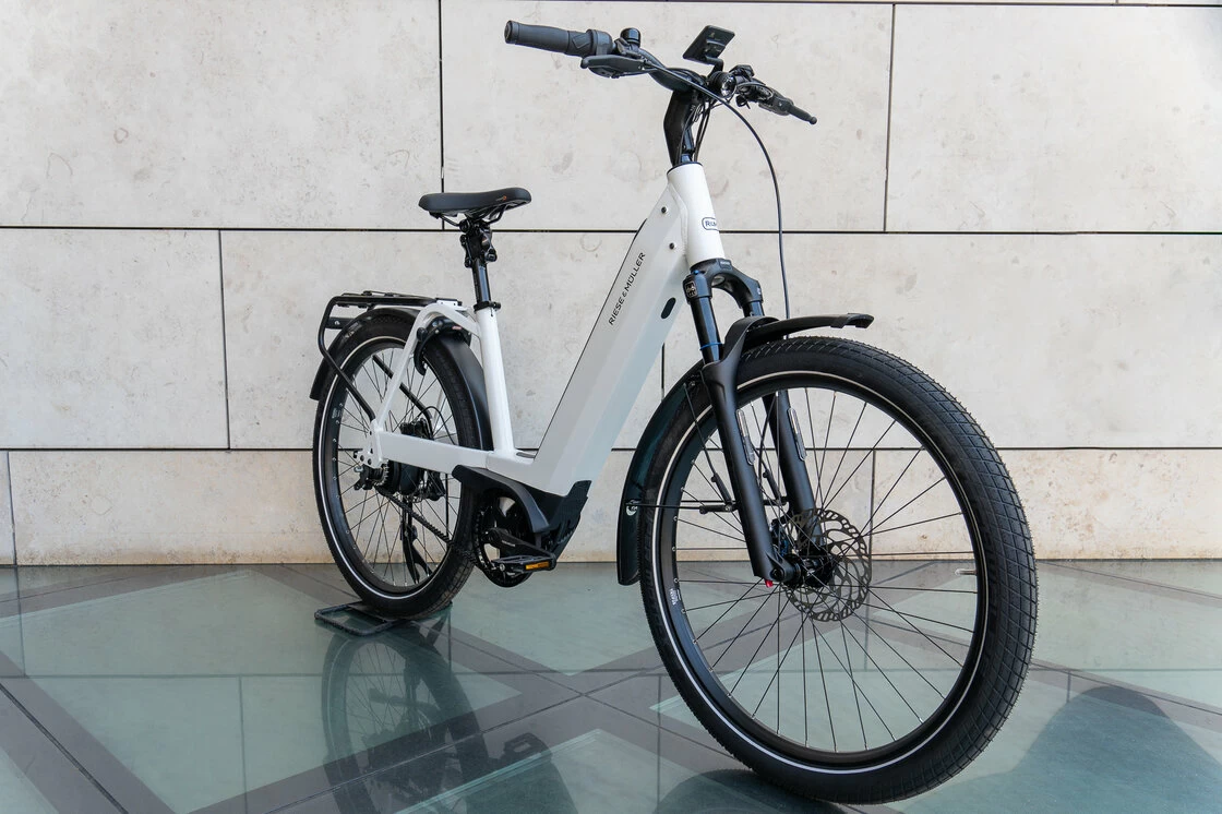 Rower elektryczny Riese & Muller Nevo 4 GT Vario na pasku SMART Intuvia 100 Pure White Metallic