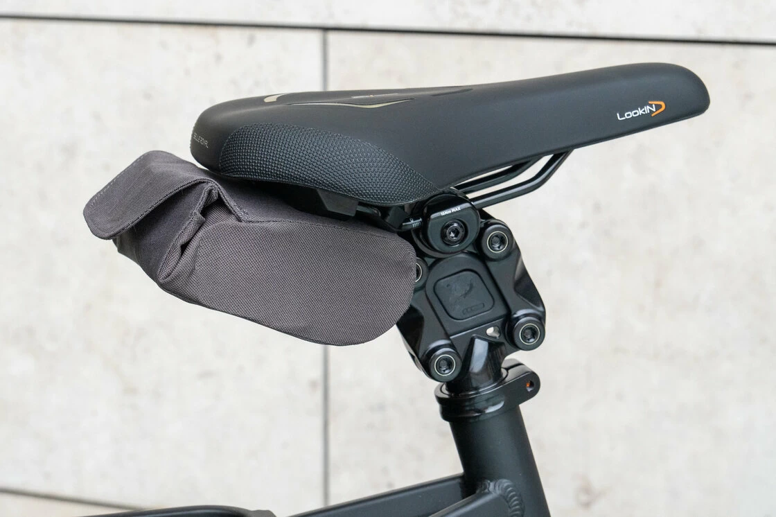 Rower elektryczny Riese & Muller Nevo GT Vario na pasku INTUVIA Front Carrier