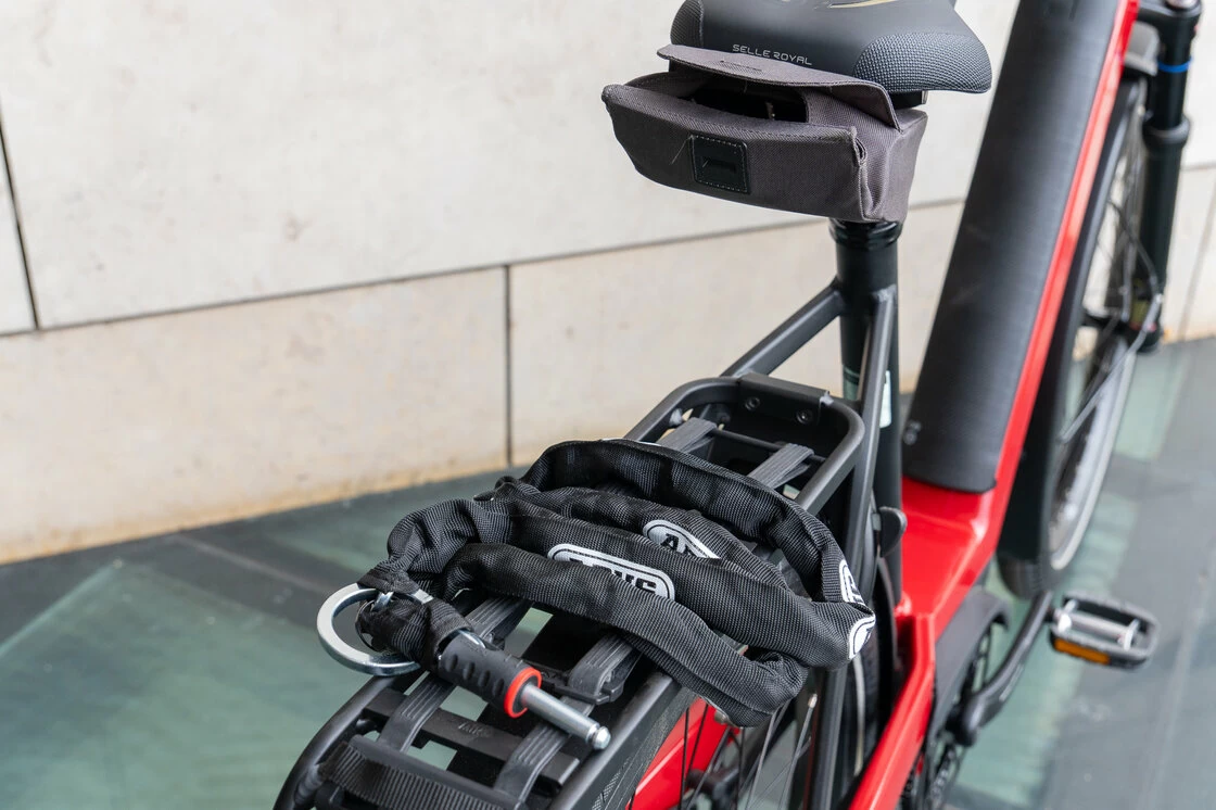 Rower elektryczny Riese & Muller Nevo GT Vario na pasku INTUVIA Front Carrier