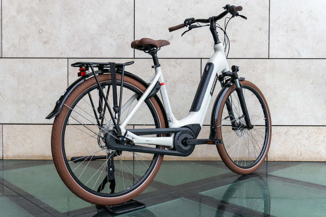 Rower elektryczny z baterią w ramie Batavus Altura E-go Power BES3 Smart 500Wh Light Gray Mat