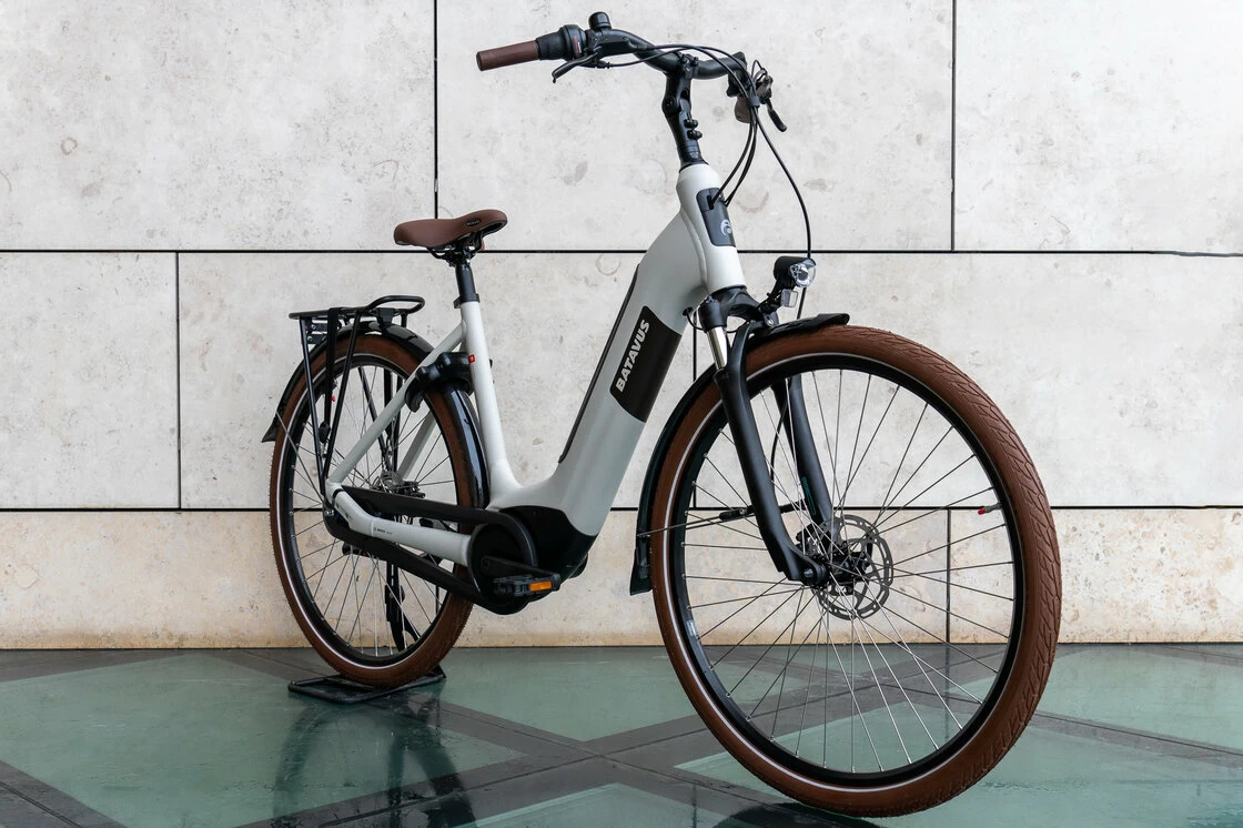 Rower elektryczny z baterią w ramie Batavus Altura E-go Power BES3 Smart 500Wh Light Gray Mat 61
