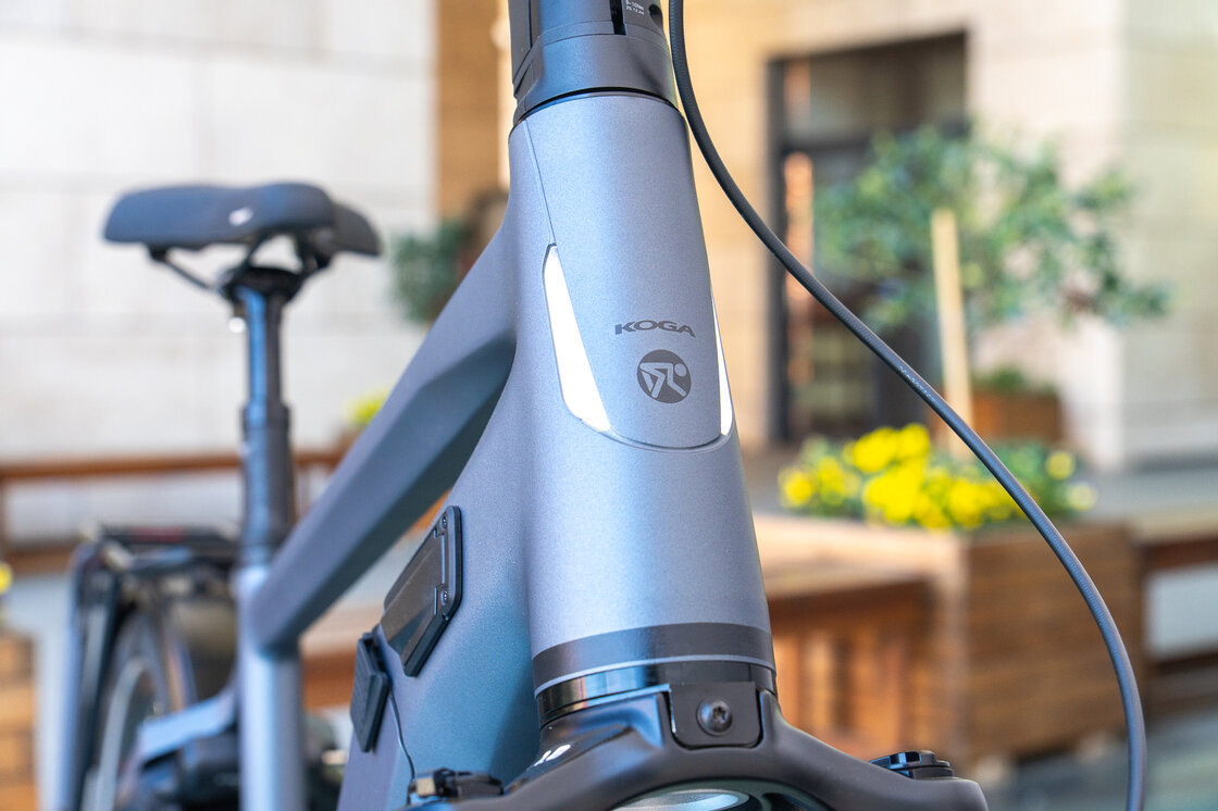 Rower elektryczny z paskiem KOGA E-XITE 800Wh Męski Jeans Mat