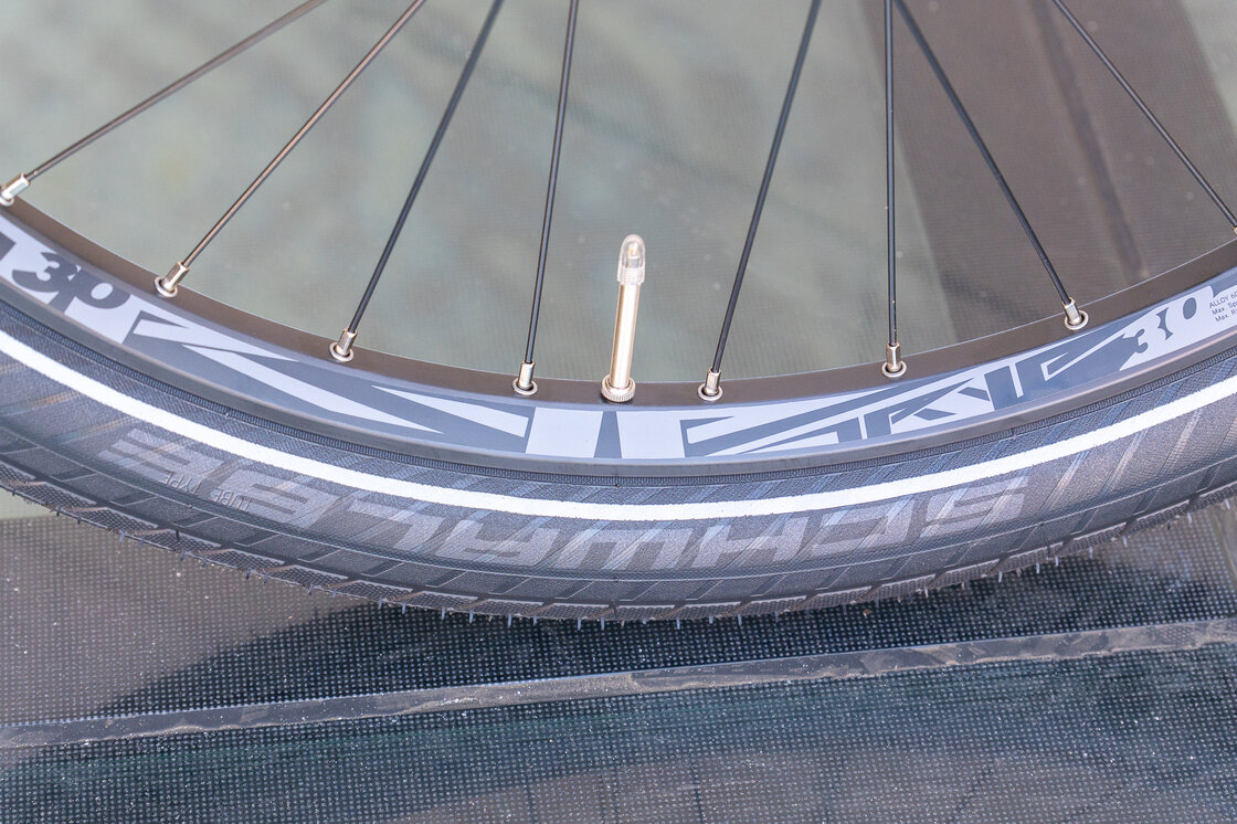 Rower elektryczny z paskiem KOGA E-XITE 800Wh Męski Jeans Mat