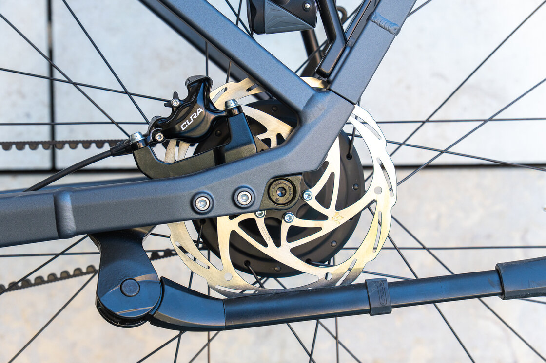 Rower elektryczny z paskiem KOGA E-XITE 800Wh Męski Jeans Mat