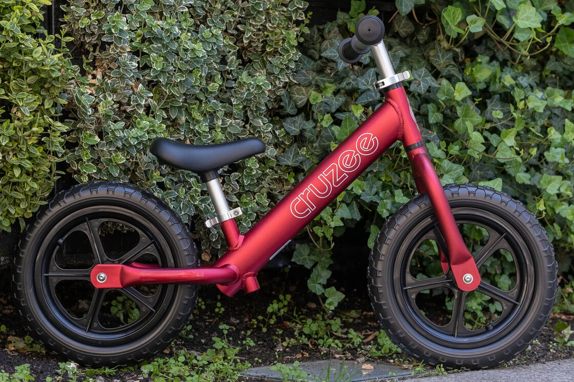 Rowerek biegowy CRUZEE 12" Czarne Koła lekki Czerwony/Gładkie siodełko