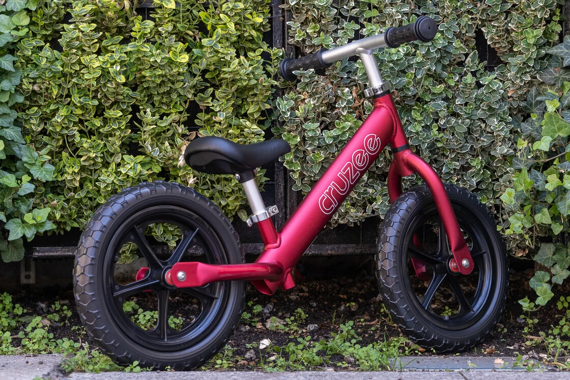 Rowerek biegowy CRUZEE 12" Czarne Koła lekki Czerwony/Gładkie siodełko