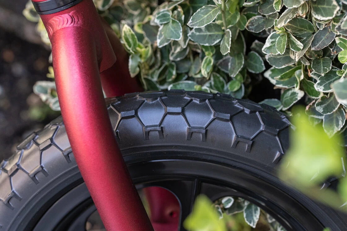 Rowerek biegowy CRUZEE 12" Czarne Koła lekki Czerwony/Gładkie siodełko