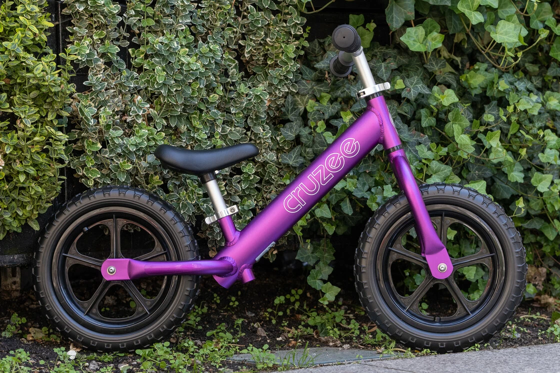 Rowerek biegowy CRUZEE 12" Czarne Koła lekki Fioletowy