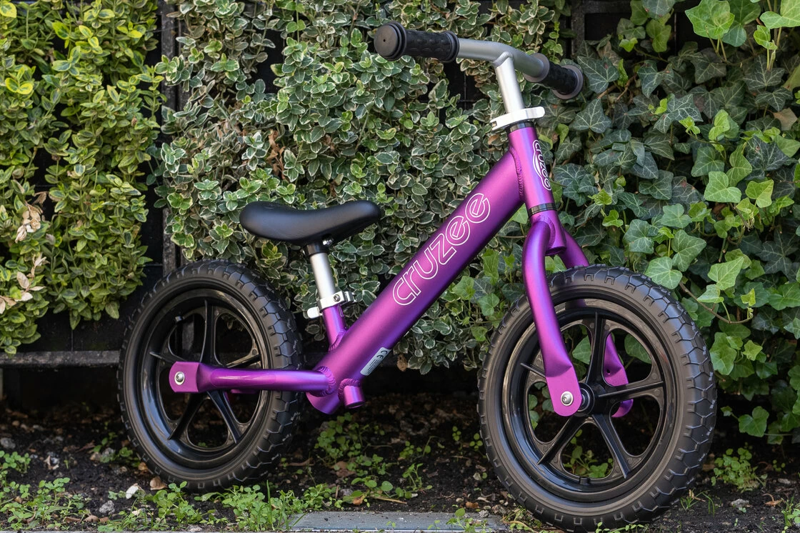 Rowerek biegowy CRUZEE 12" Czarne Koła lekki Fioletowy