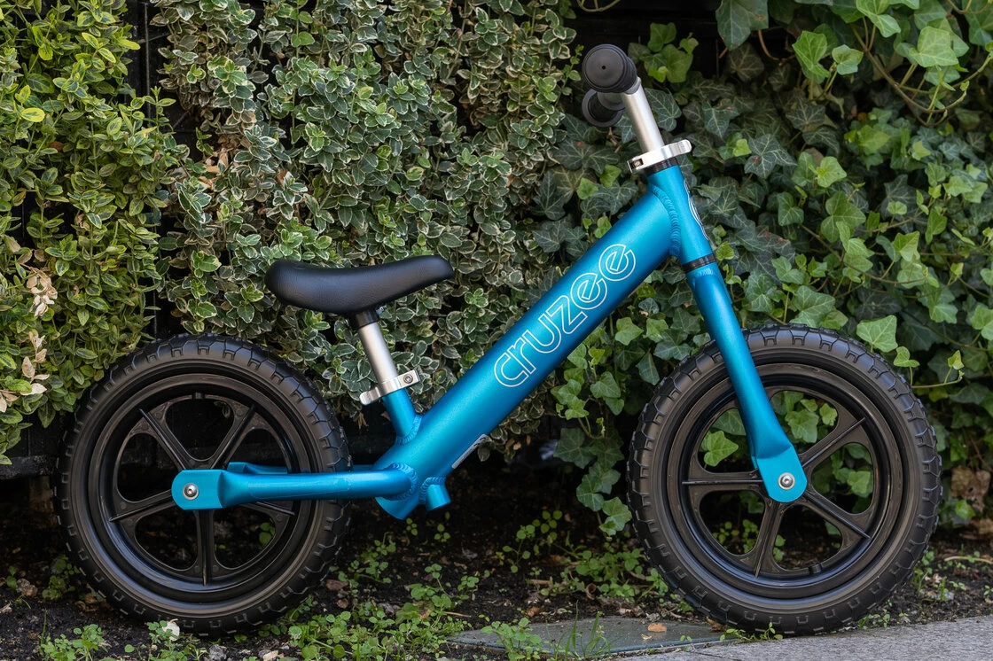 Rowerek biegowy CRUZEE 12" Czarne Koła lekki Niebieski