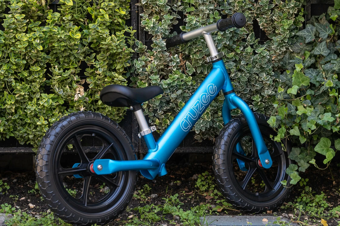 Rowerek biegowy CRUZEE 12" Czarne Koła lekki Niebieski