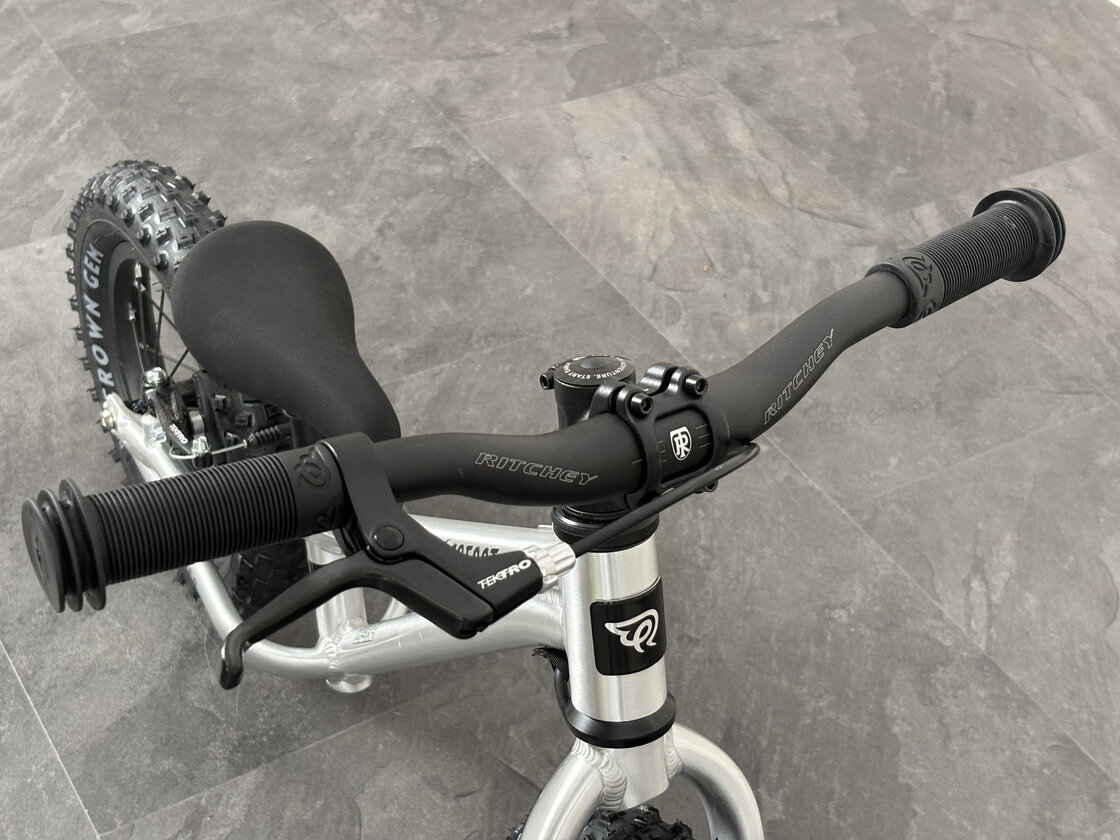 Rowerek biegowy Early Rider Big Foot 12"   Brushed Aluminium
