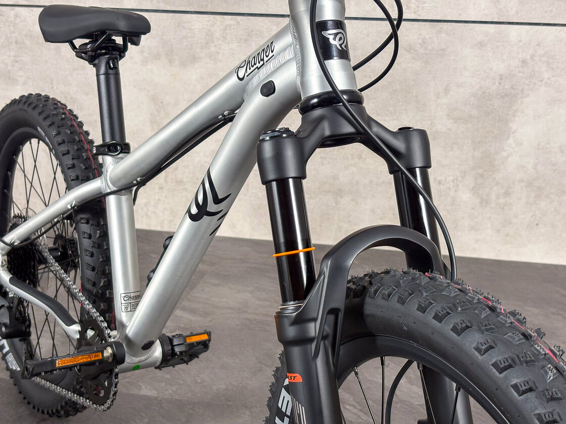 Rowerek dziecięcy z amortyzatorem Early Rider Charger 20"  Brushed Aluminium