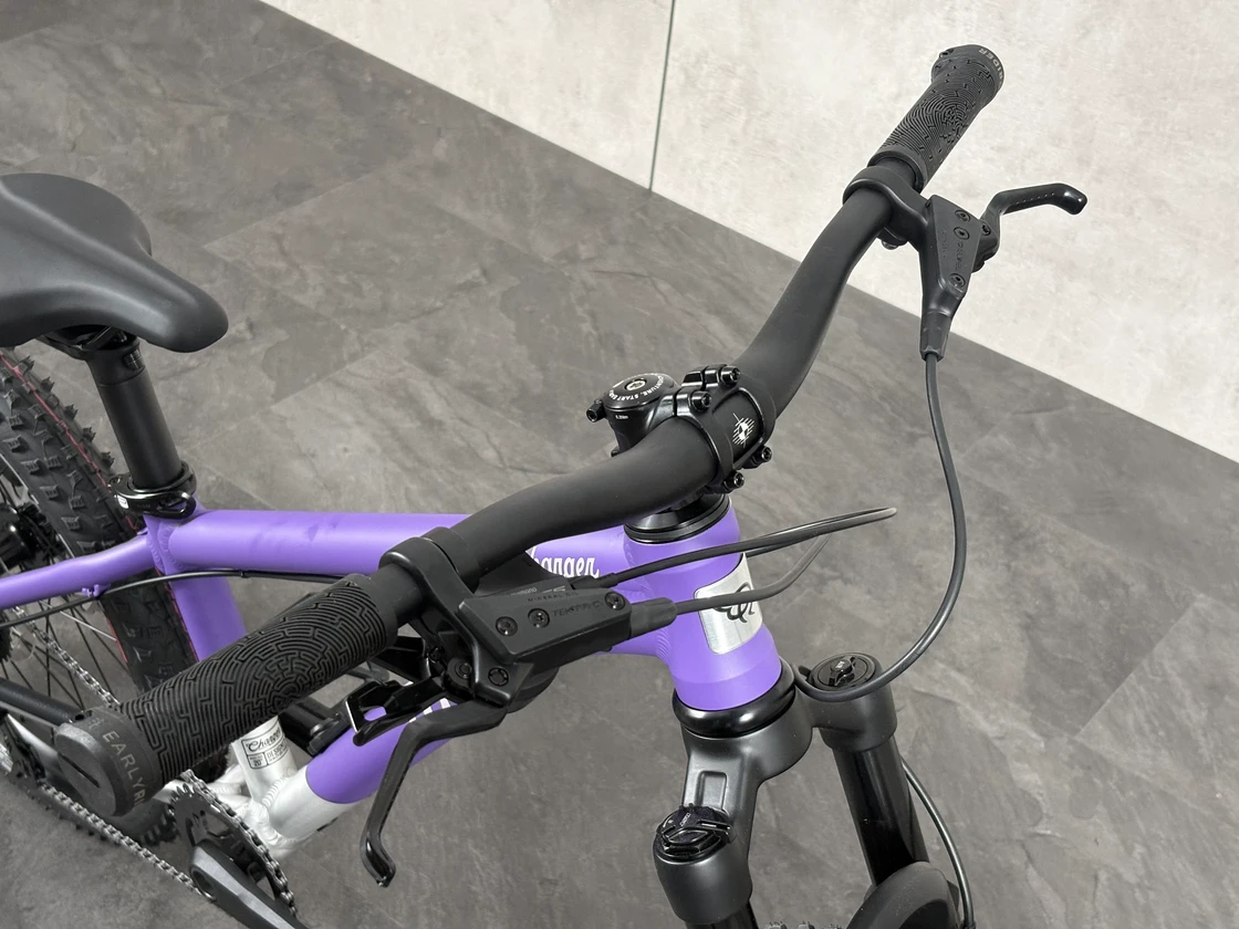 Rowerek dziecięcy z amortyzatorem Early Rider Charger 20"  Electric Purple