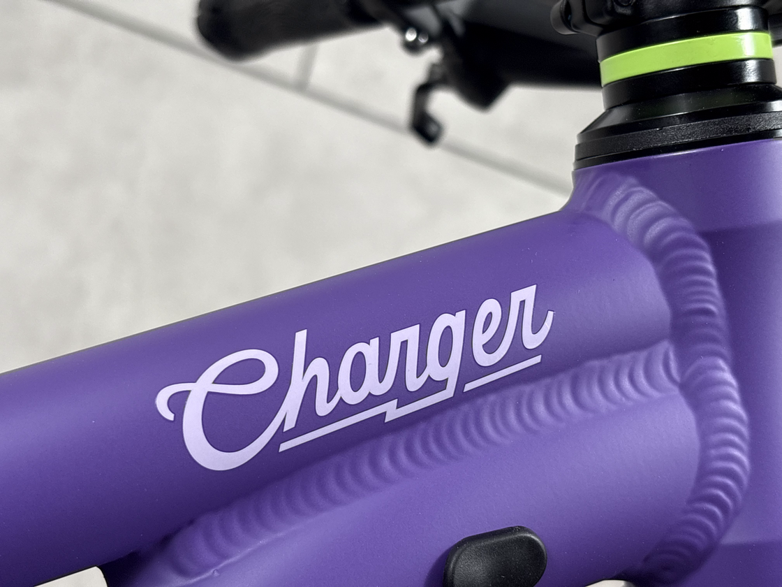 Rowerek dziecięcy z amortyzatorem Early Rider Charger 20"  Electric Purple