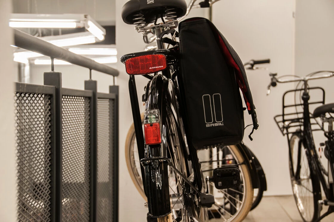 Torba rowerowa Basil Sport Design Commuter Bag Black Czarny / czerowny