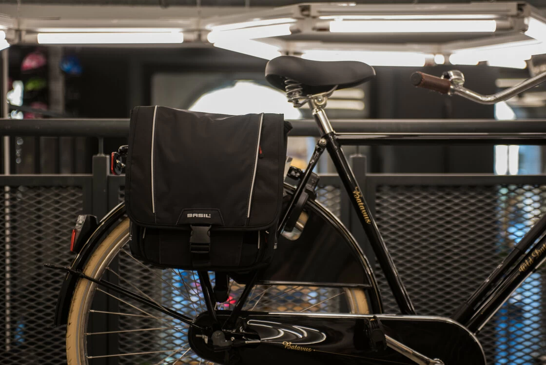 Torba rowerowa Basil Sport Design Commuter Bag Black Czarny / niebieski