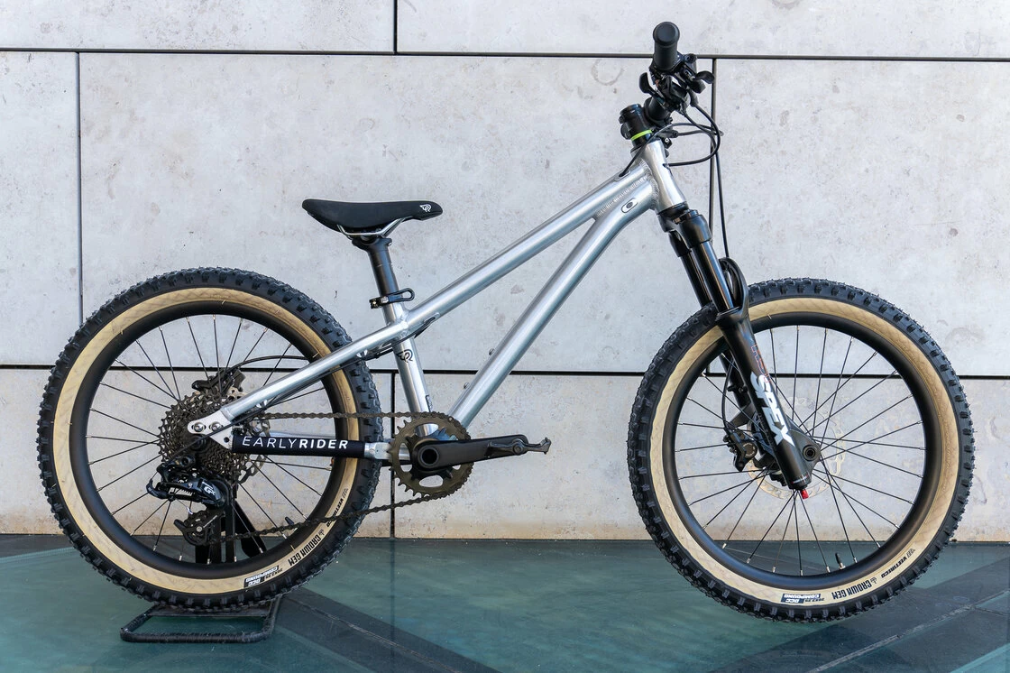 Trailowy rowerek dla dzieci Early Rider Hellion 20 srebrny