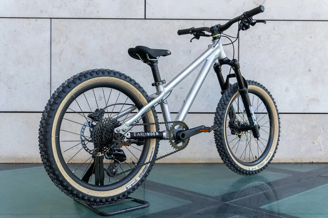 Trailowy rowerek dla dzieci Early Rider Hellion 20 srebrny