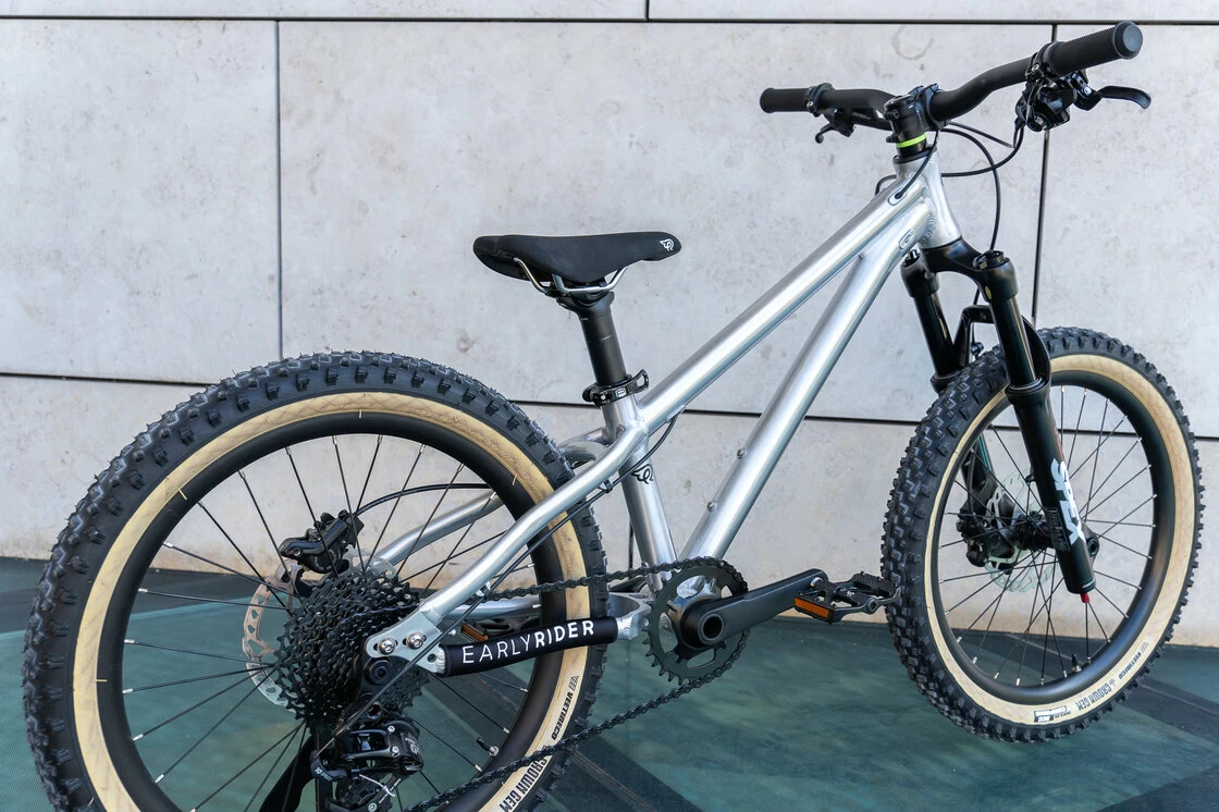 Trailowy rowerek dla dzieci Early Rider Hellion 20 srebrny