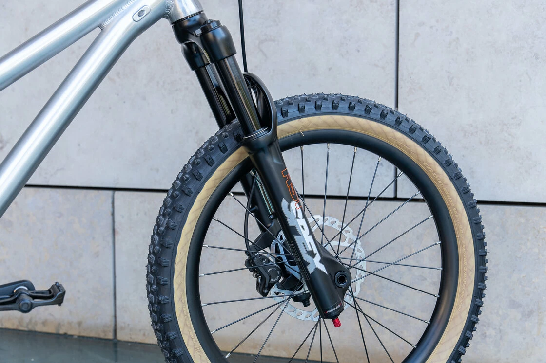 Trailowy rowerek dla dzieci Early Rider Hellion 20 srebrny