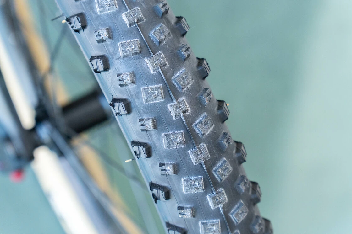 Trailowy rowerek dla dzieci Early Rider Hellion 20 srebrny