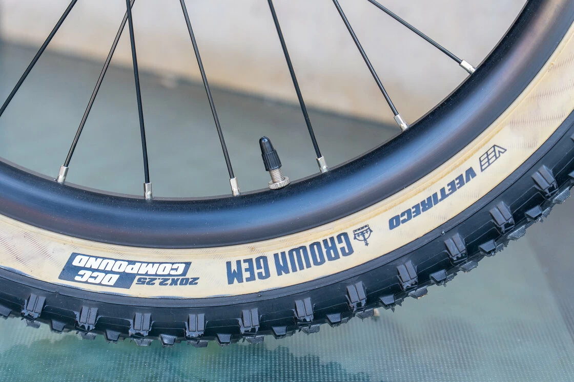 Trailowy rowerek dla dzieci Early Rider Hellion 20 srebrny