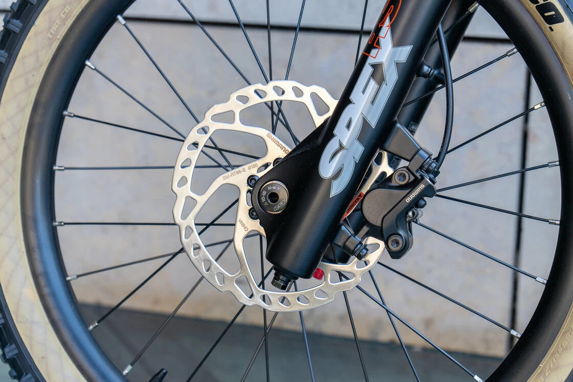 Trailowy rowerek dla dzieci Early Rider Hellion 20 srebrny