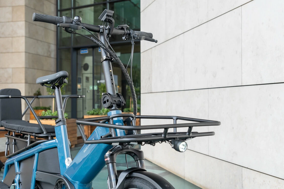 Transportowy rower elektryczny Riese & Muller Multitinker na pasku
