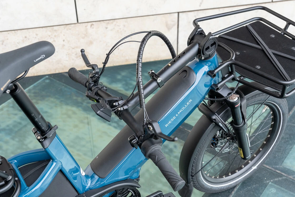 Transportowy rower elektryczny Riese & Muller Multitinker na pasku