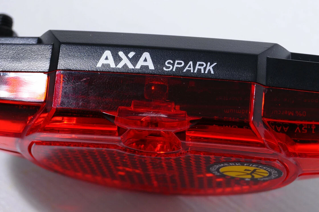Tylna lampka AXA Spark na baterie