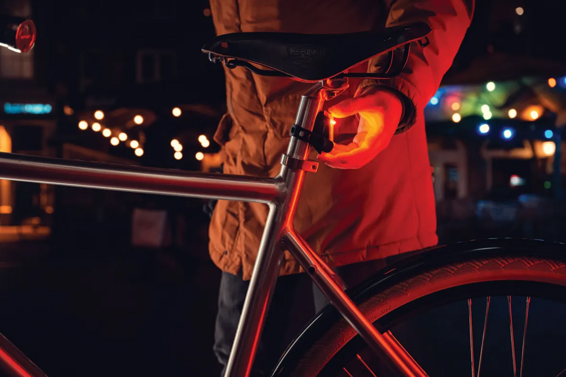 Tylna lampka rowerowa AXA Dwn Rear USB