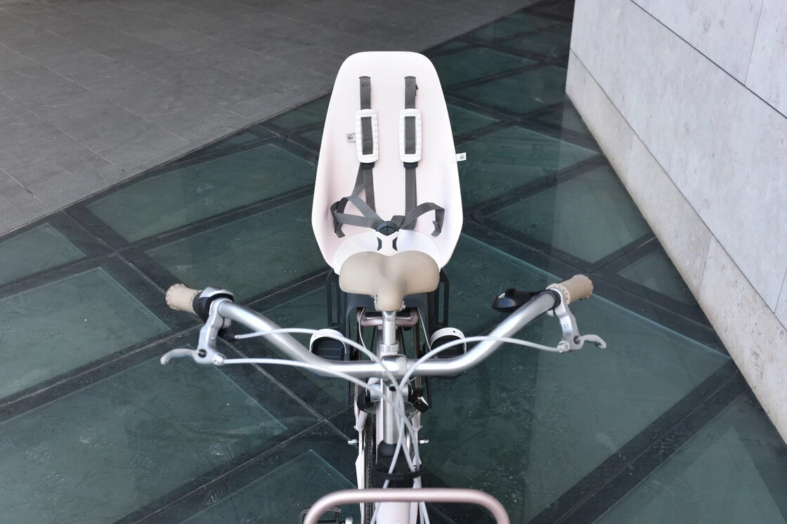 Tylny fotelik rowerowy Urban Iki Biały