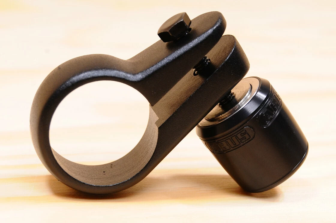Zacisk sztycy podsiodłowej Abus NutFix 28,6mm czarny