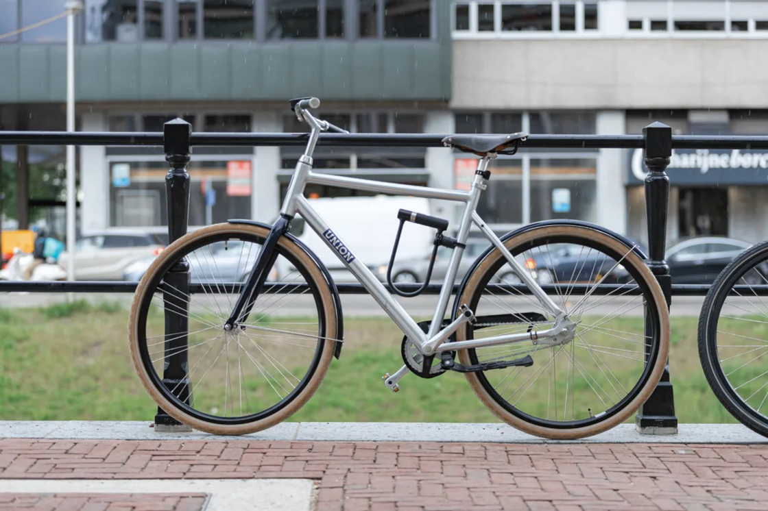 Zapięcie rowerowe U-Lock AXA Newton UL-300 + uchwyt montażowy