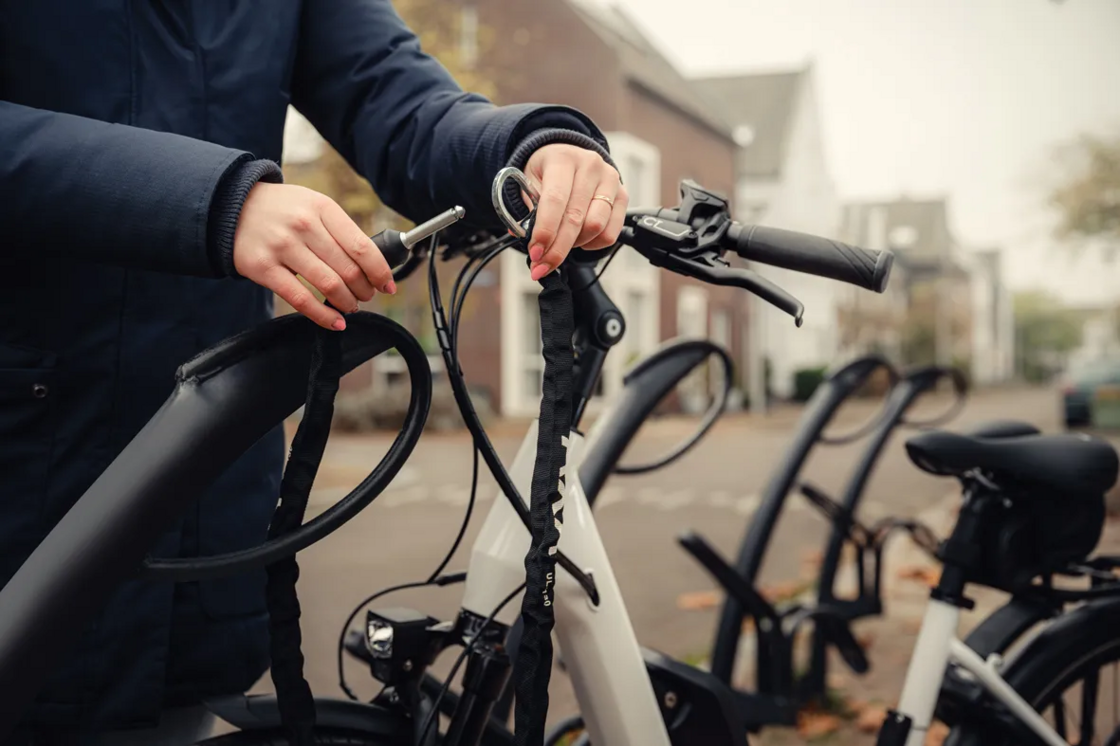 Zestaw łańcuch do blokady koła AXA ULC 130/5.5 + Sakwa podsiodełkowa