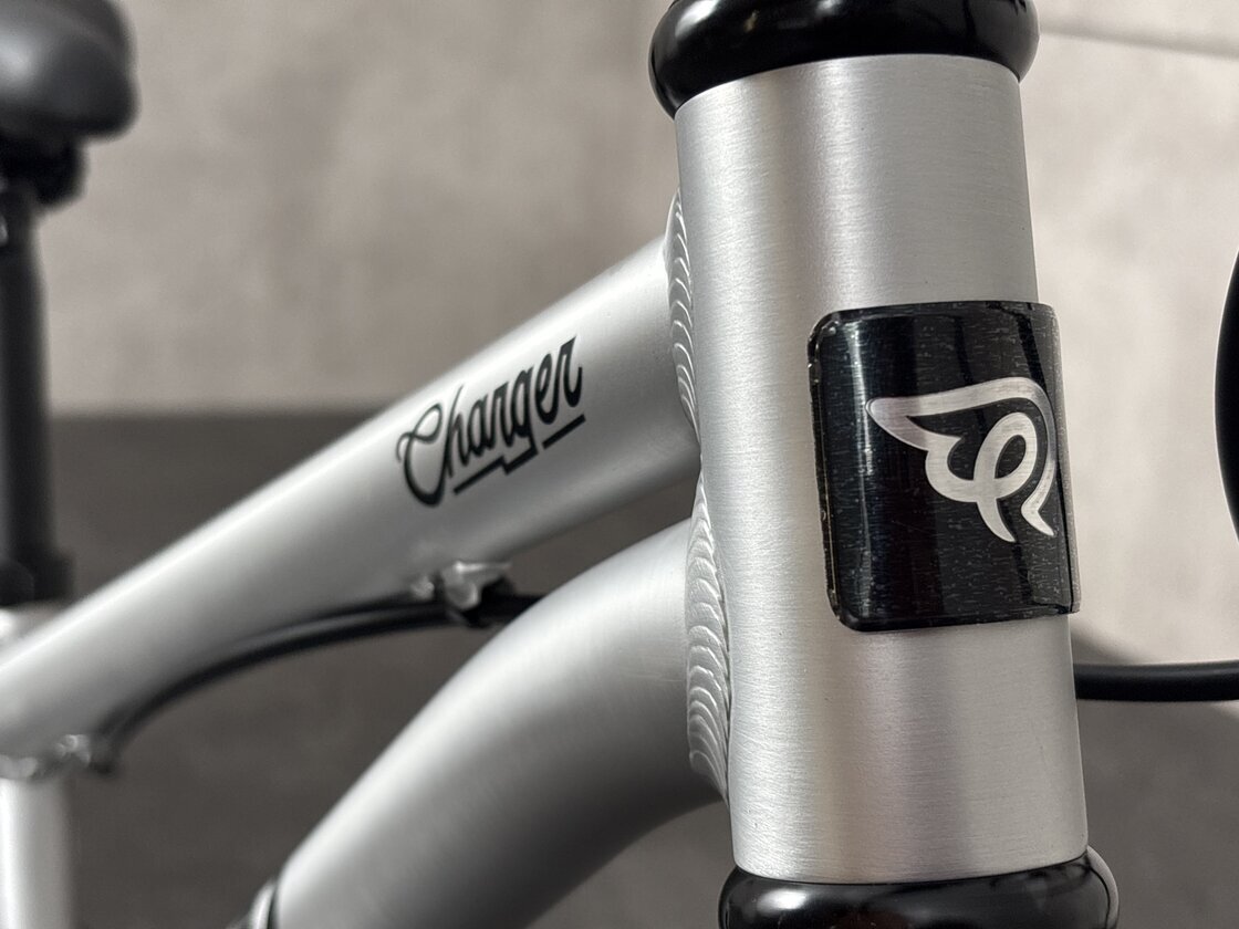 Zjazdowy rowerek z amortyzatorem Early Rider Charger 16"  Brushed Aluminium