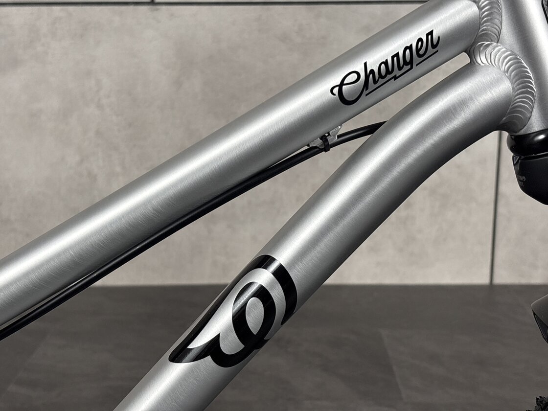 Zjazdowy rowerek z amortyzatorem Early Rider Charger 16"  Brushed Aluminium