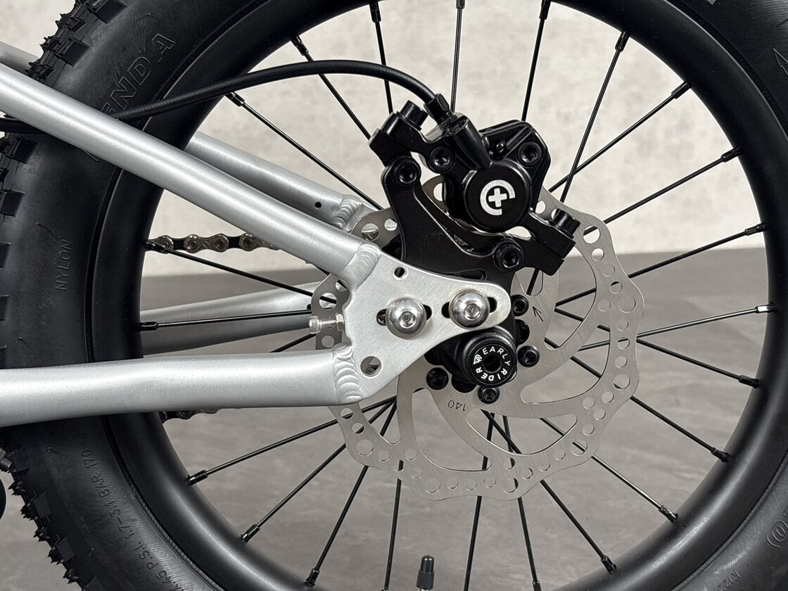 Zjazdowy rowerek z amortyzatorem Early Rider Charger 16"  Brushed Aluminium